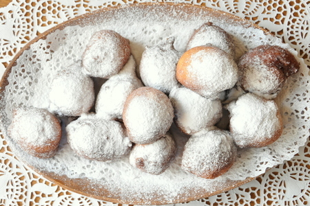Фото к рецепту: Oliebollen - голландские рождественские пончики