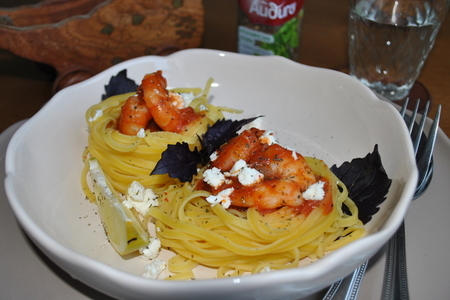 Фото к рецепту: Тальятелле с креветками в томатном соусе