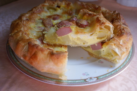 Фото к рецепту: Пирог с картофелем и wurstel 