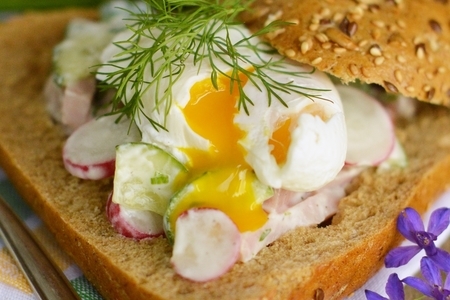 Фото к рецепту: Салат с ветчиной и яйцом пашот в булке