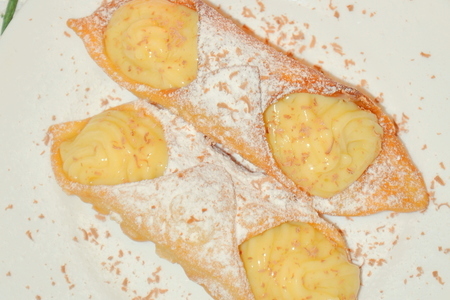 Фото к рецепту: Канноли (cannoli) с кремом пастичера (crema pasticera)