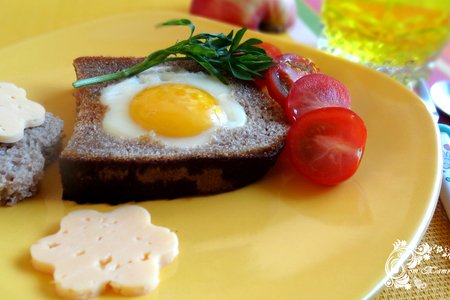 Яичница в тосте или цветочный завтрак для ребенка