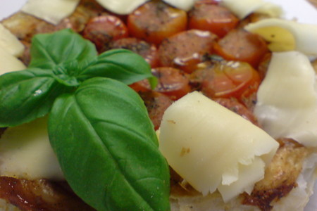 Фото к рецепту: Тарте таттин с помидорками-черри