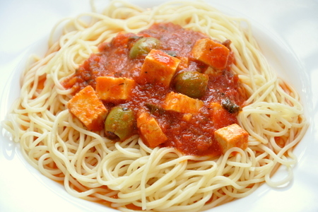 Фото к рецепту: Томатный соус с тофу и оливками для спагетти