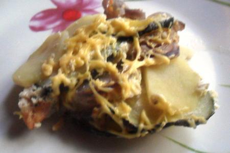 Фото к рецепту: Индейка с кабачками, луком и картофелем