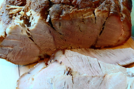 Свиной окорок на кости,запечённый со специями айдиго,с лёгким ароматом копчения и цитрусовой ноткой.