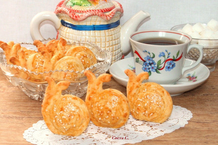 Фото к рецепту: Сырно-кунжутное печенье «улитки»