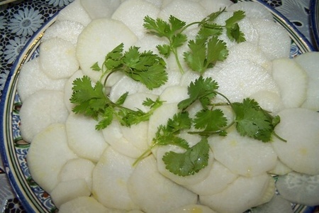 Фото к рецепту: Дайкон с рисовым уксусом - идеальное дополнение к шашлыку