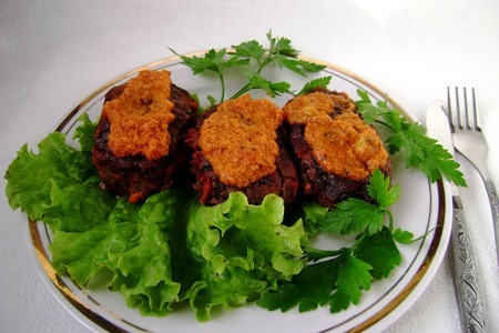 Зразы мясо-баклажановые в пикантном ореховом соусе.