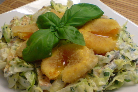 Фото к рецепту: Салат из молодой капусты,зелени и яиц