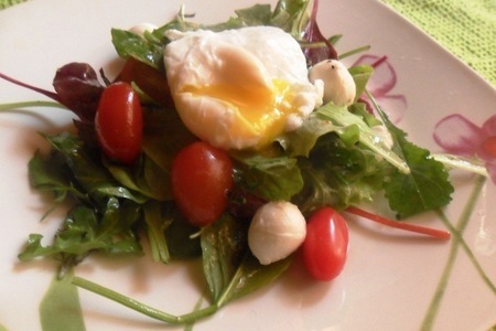 Фото к рецепту: Салат с яйцом-пашот, помидорами и моцареллой
