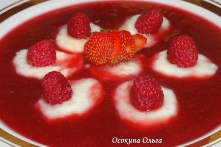 Фото к рецепту: Холодный суп с манными клецками в  ягодном киселе.