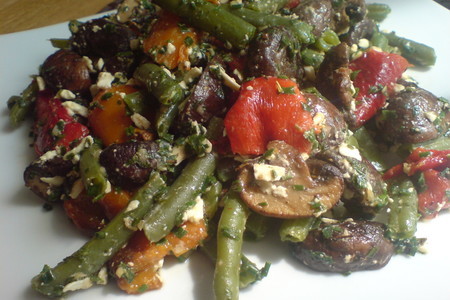 Салат из печёных перцев,зелёной фасоли,шампиньонов и брынзы