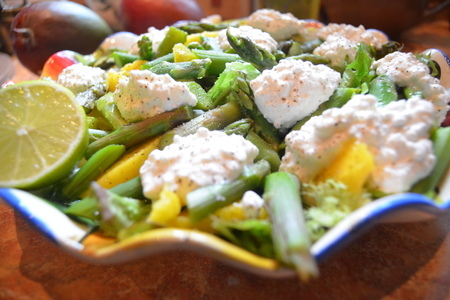 Фото к рецепту: Салат с манго и спаржей 