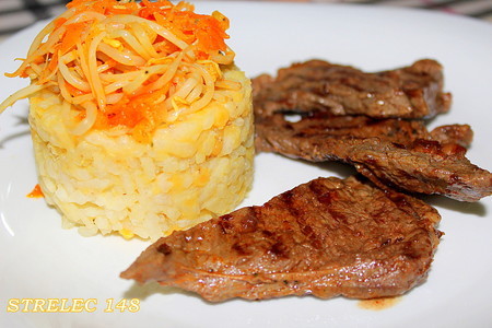 Фото к рецепту: Нежнейшие мини - стейки из говядины с гарниром из риса и чечевицы