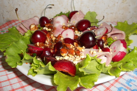 Фото к рецепту: Летний салат с черешней 