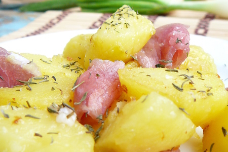 Фото к рецепту: Картофельный салат с вяленым мясом
