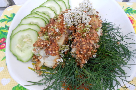 Фото к рецепту: Треска в гречневой панировке с цветками тысячелистника