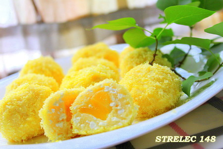 Фото к рецепту: "солнышки" из творога с манго.