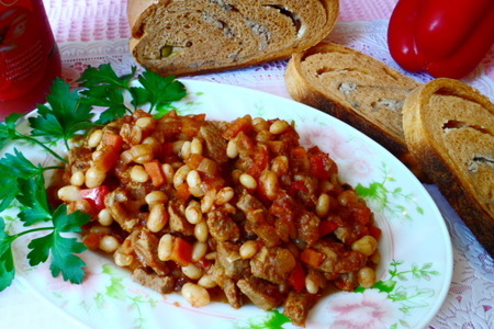 Фото к рецепту: Рагу с телятиной и фасолью,тушёное в томатном соке томато густо.