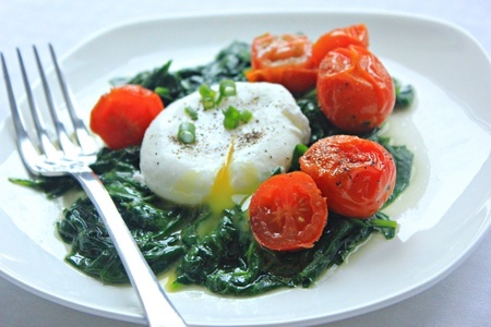 Фото к рецепту: Яйца пашот со шпинатом и томатами к завтраку