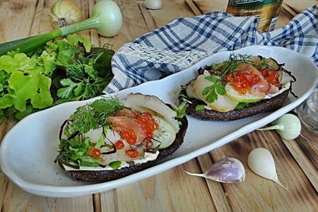 Фото к рецепту: Мужской сэндвич с копчёной нельмой и сёмгой