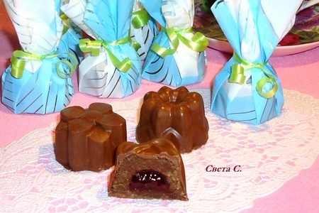 Фото к рецепту: Шоколадные конфеты с клубничным джемом