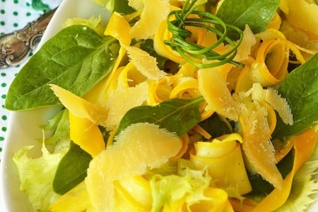 Фото к рецепту: Салат из цукини со шпинатом и сыром.