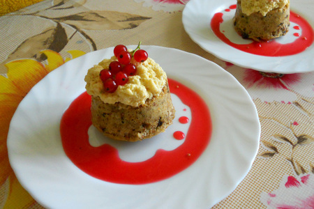Фото к рецепту: Гречневый пудинг с заварным кремом и ягодным сиропом.