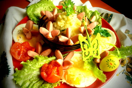 Фото к рецепту: Поляна из яиц и сосисок и немного пюре
