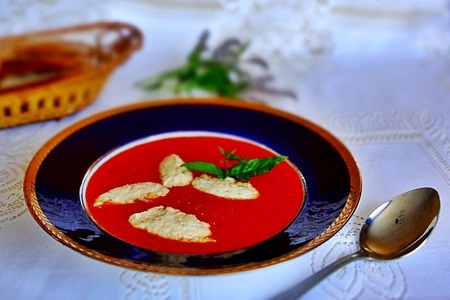 Фото к рецепту: Томатный суп из дыни с крабовым мясом.