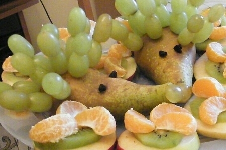 Ёжики из фруктов