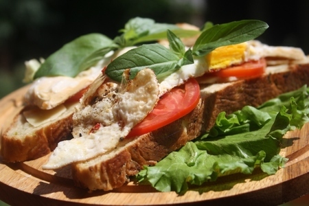 Фото к рецепту: Бутерброды с мясной яичницей "для любимого"