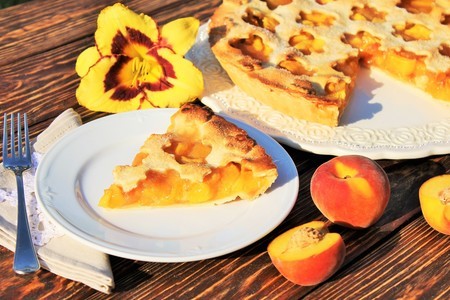 Фото к рецепту: Пирог с манго и персиками