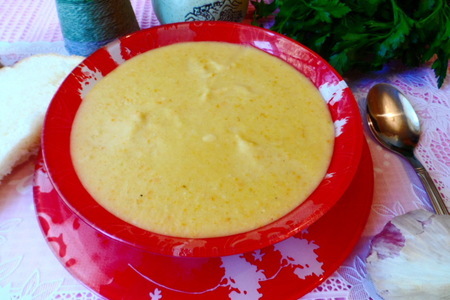 Фото к рецепту: Суп пюре из овощей с сыром и приправой карри и манго.