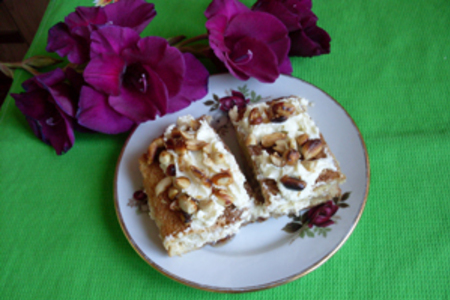 Фото к рецепту: Бисквитные  пирожные со взбитыми сливками и орешками