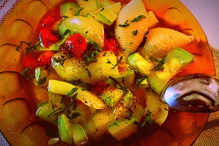 Фото к рецепту: Суп на курином бульоне с кабачком и фаршированными конкильоне