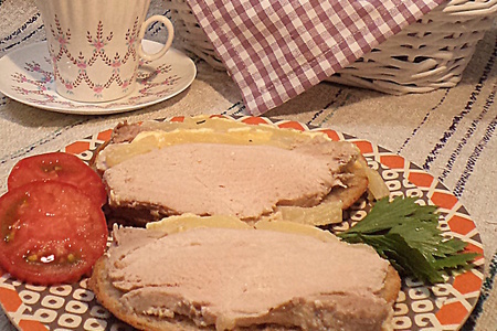 Фото к рецепту: А сегодня на завтрак, к приезду нашего сына в отпуск- бутерброды со свининой, запеченной в ананасах!