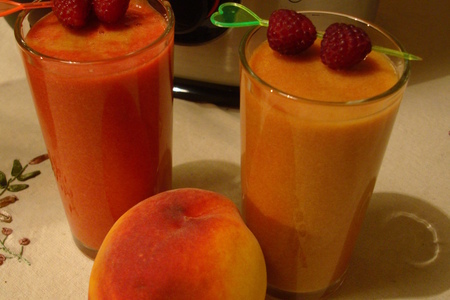 Фото к рецепту: Персиковый сок с малиной