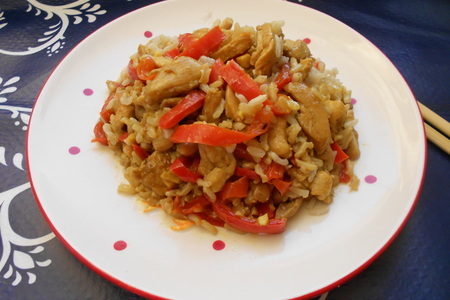 Фото к рецепту: Курочка по-тайски в пряном соево-медовом соусе с рисом