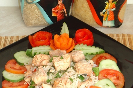 Фото к рецепту: Тайский рисовый салат с рыбой.