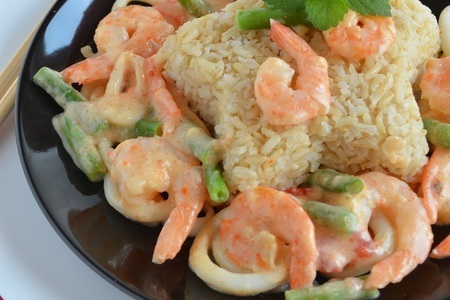 Фото к рецепту: Коричневый рис с морепродуктами в тайском стиле. 