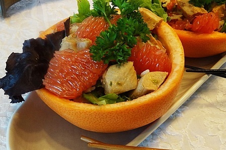 Фото к рецепту: Салат с курицей и грейпфрутом.