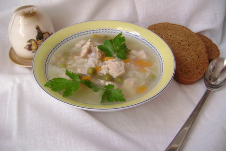 Суп с индейкой, рисом и горошком «глобус».