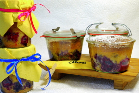 Фото к рецепту: Мини-пироги с ягодами и орехами в стеклянных баночках (подарки из кухни)