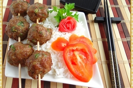 Фото к рецепту: Рис с куриными фрикадельками по-тайски