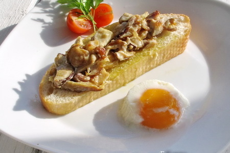 Фото к рецепту: Брускетта с белыми грибами и яйцом пашот