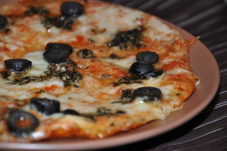 Фото к рецепту: Пицца с моцареллой и песто (мультиварка)