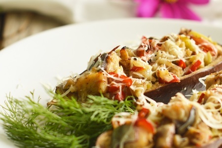 Фото к рецепту: Баклажаны фаршированные скумбрией и овощами.