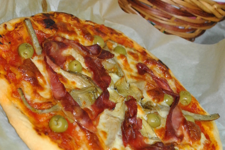 Фото к рецепту: Пицца «вкус италии» с артишоками, оливками и ветчиной